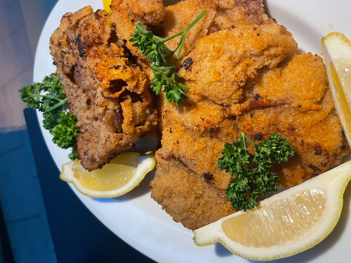 Teller mit kross gebackenem Wiener Schnitzel